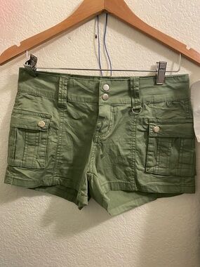Women’s Olive Green Utility Cargo Shorts - Classic Summer Style